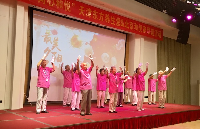和悦家的爷爷奶奶带来的手语舞《生命之河》